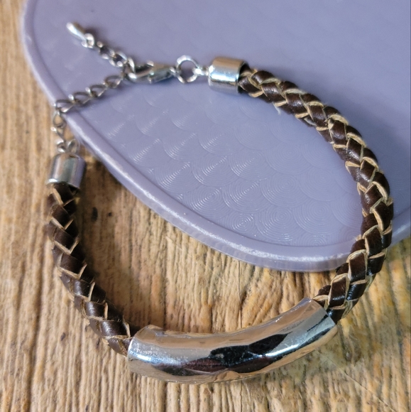 Unisex Leather and Silver Colored Metal Accent. - Picture 3 of 4